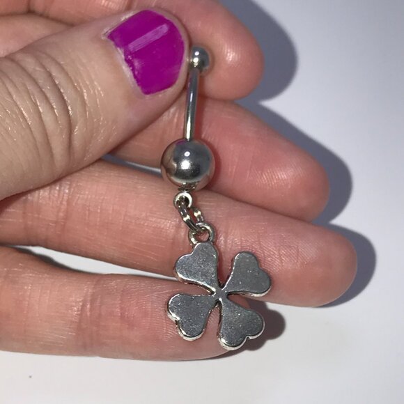Green Gem Shamrock Dangle Belly Ring - Picture 10 of 10